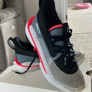 Under Armour SC Hova boys shoes size 6